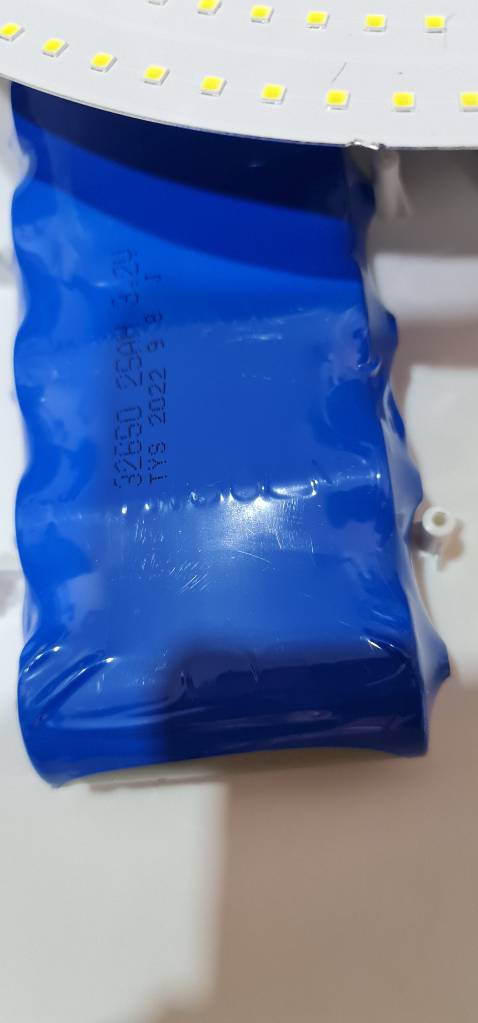 Đèn sáng  ok nhưng nắng tốt thì sử dụng được 10 đến 11h.phần pin lưu trữ không đúng 36AH với đèn 500W nhà cung cấp đưa ra, mà chỉ có 25AH Đèn sáng  ok nhưng nắng tốt thì sử dụng được 10 đến 11h.phần pin lưu trữ không đúng 36AH với đèn 500W nhà cung cấp đưa ra, mà chỉ có 25AH