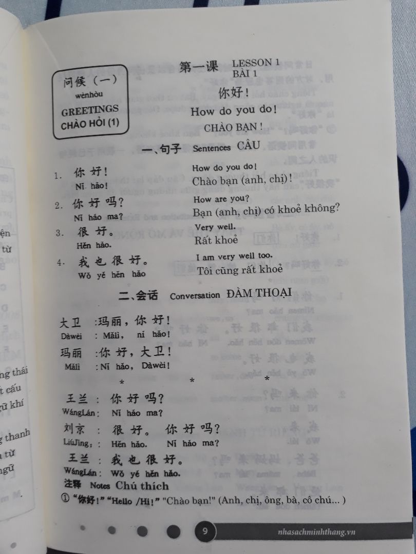 Tổng quan theo cá nhân mình thấy như sau:
1.Hình thức: Bìa cứng cáp, chất giấy tạm được, in trắng đen, chữ viết không được sắc nét lắm, một số chữ Trung phải biết pinyin để tra ra rồi mới nhìn lại chữ in trong sách.
2.Nội dung: sách này in năm 2018 (không có ghi TÁI BẢN) 3 ngôn ngữ Anh- Việt- Trung (có pinyin)
3. File nghe: không có kèm theo, nhưng sách này có thể lấy file mp3 qua google search được.
4. Hướng dẫn sử dụng: tự học bằng sách này được.