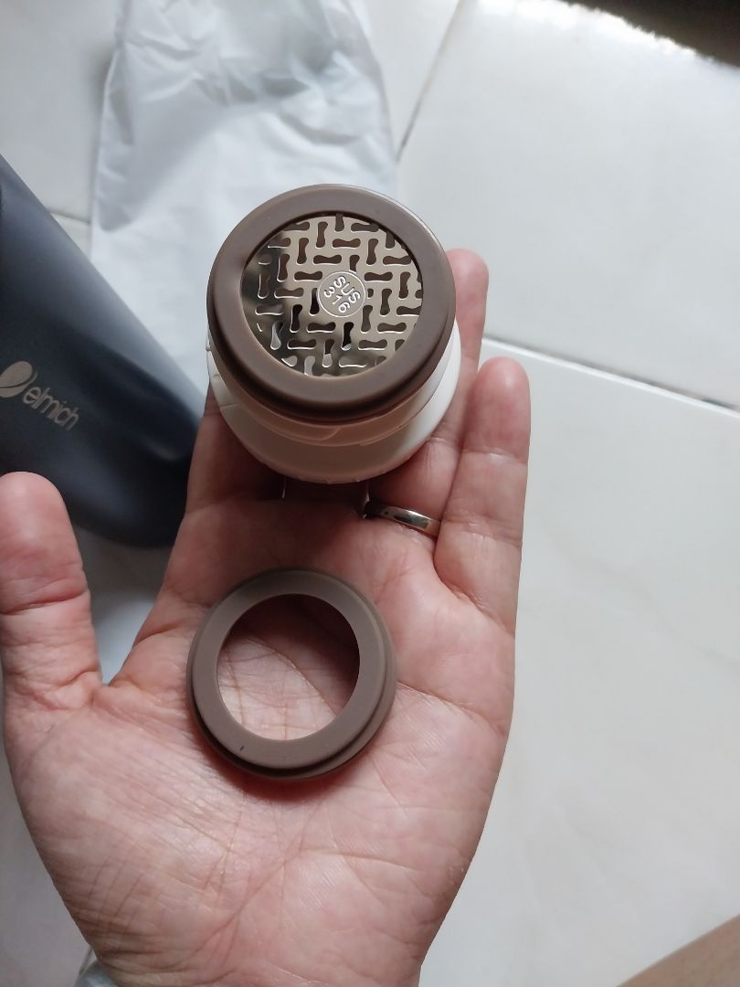 Đối với bình Elmich này tôi phải dành lời khen từ nhà sản xuất vì họ đã tặng thêm 1 vòng silicon thay thế. Họ đã nghĩ đến đều khách hàng cần vì thường chúng ta dùng các đồ silicon mà tiếp xúc với nước theo thời gian nó sẽ bị mốc đen vòng này. Đôi khi chúng ta phải bỏ nguyên cái bình chỉ vì ko có vật liệu thay thế. 
Bình thiết kế đẹp và tinh tế. Mua sale được giá tốt mà tiki giao hàng cũng nhanh chóng. Không có gì để chê luôn