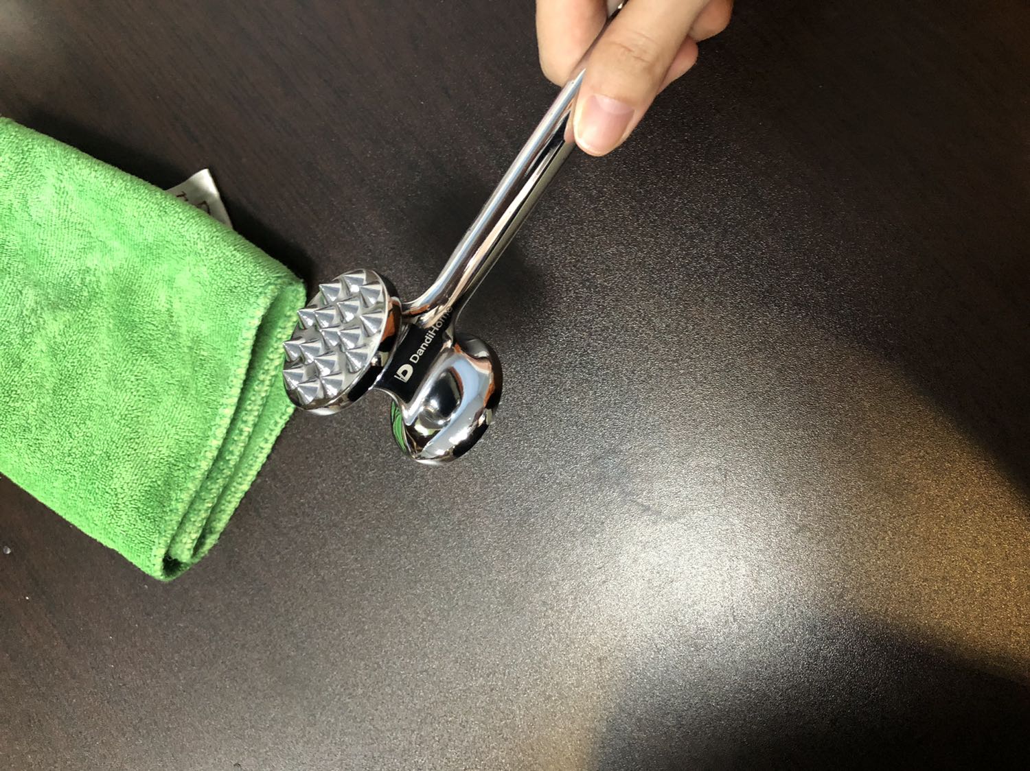 Búa chắc chắn, cầm nặng đầm tay! Sử dụng rất đã. Búa sáng bóng soi được cả gương luôn. Tiki đóng gói sản phẩm rất cẩn thận
Nói chung rất chim ưng về sản phẩm