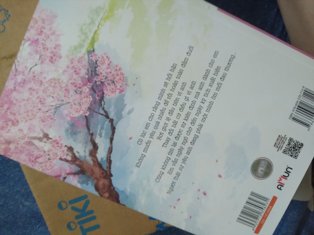 giao rất nhanh nhưng đóng gói sơ sài , sách cũng ko đc bọc màng bọc hay j cả , may là cũng ko có vấn đề j lớn ,bìa  đẹp và nội dung hay nên vẫn cho 5 sao , mong tiki cải thiện phần đóng gói cẩn thận hơn