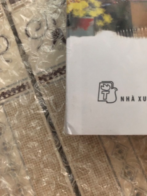 Sách được đóng gói kĩ càng, tuy nhiên nhà cung cấp cần để ý phần gáy sách phía dưới còn bị lỗi