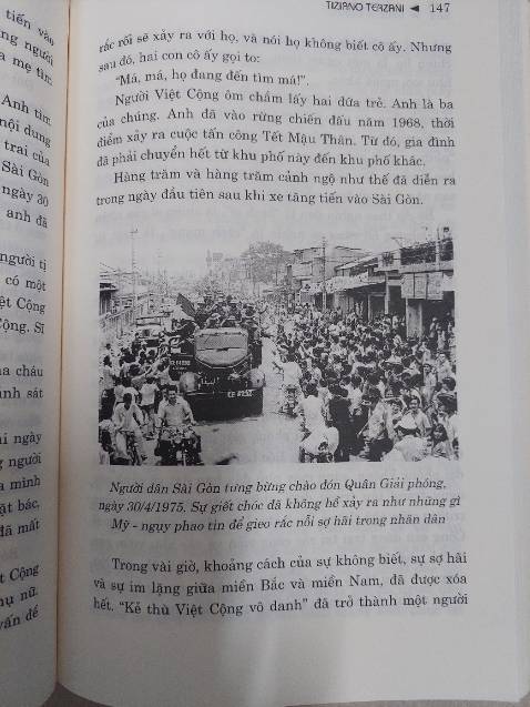 Nhà báo người Italia có cơ hội theo dõi các sự kiện ở miền nam Việt Nam trong 4 năm. Tác phẩm này chắt lọc từ những ghi chép của ông trong quãng thời gian 3 ngày trước và 3 tháng sau sự kiện 30 tháng 4.
Dù chưa thể đi sâu vào các vấn đề chính trị xã hội , thân phận con người ở cả hai phía nhưng tác giả đã phác họa một cách trung thực những sự kiện ông được  chứng kiến, sự trân quý và tình cảm của ông dành cho Việt Nam. Một tư liệu khảo cứu khách quan về những ngày tháng biến động của dân tộc.