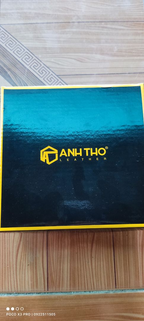 Phong cách làm việc chuyên nghiệp của TiKi cx như của nhà bán hàng
Gói hàng chu đáo ,tỉ mỉ ,sản phẩm đẹp lắm ,da sử lý tốt nhìn chắc chắn .
Săn đc sale nên giá khá tốt .
Góp ý nhà sản xuất phần gân khoá chỗ dây nên làm dài ra xíu đỡ phải cắt