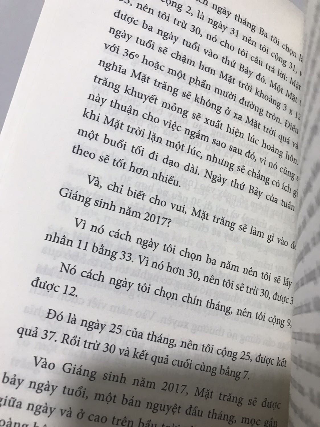 Đợt này tiki giao hàng nhanh trở lại, nhanh hơn tgian dự kiến trên app. Sách này rất đáng đồng tiền bát gạo, bìa rất đẹp. Kiểu chữ nổi dc trám nhựa xịn. Nội dung có hình ảnh minh hoạ, nội dung dành cho những ai thích chương trình về thực vật, phim tài liệu khoa học của Discovery. Ngoài thực vật còn có các diễn giải về khí tượng, tương tác của động vật trong tự nhiên. Nên ai thích địa lý tự nhiên cũng đọc ok đó. Sách rất nên mua nha mn.