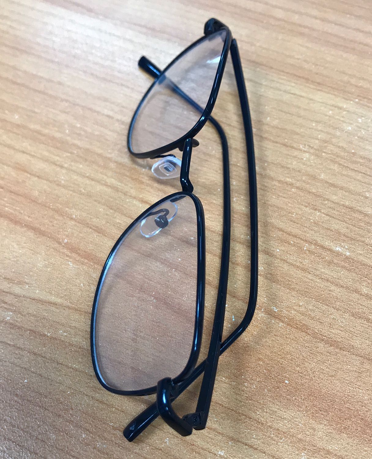 Tốt: hộp đẹp, có tặng tua vít 2 đầu
Chưa tốt: Gọng kính size quá nhỏ, người lớn đeo sẽ rất chật, gọng làm bằng chất liệu quá thô (kim loại 100%, ko bọc nhựa, sơn dễ tróc), đeo vào không êm, không chắc chắn, rất dễ bị uốn cong vì ngoại lực; vòng gọng quá mỏng sẽ rất khó lắp mặt kính cận dày. Đeo chơi thì được, bạn nào bị cận đeo thường xuyên không khuyến khích mua.