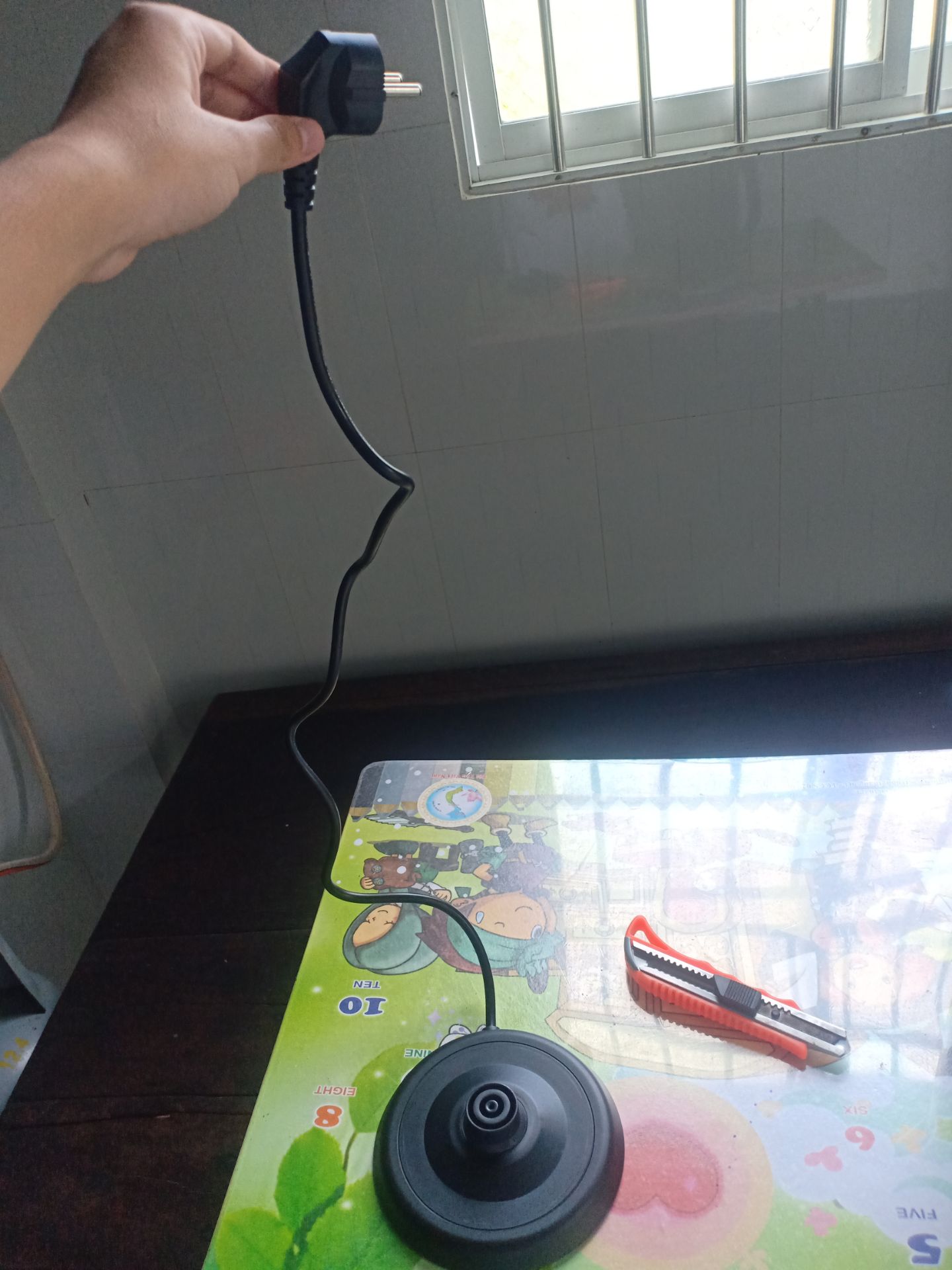 tiếng kêu cũng vừa, k phải là nhỏ. đun đầy bình cỡ 5p. lúc vừa mở nắm ra có tí mùi nhẹ, sau đó hết. dùng gần 2 tuần rồi thấy ổn cả nhe. nắp hơi khó mở, nhỡ mà gãy phần đó là nghỉ mở lun😂