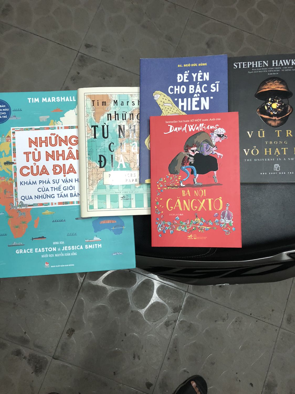 Khâu đóng gói lần này quá tệ. Sách chưa đọc nên chưa có nhận xét gì.

Mình sửa lại đánh giá 2 sao thành 1 sao, vì mình tt đặt sách tiki và lại nhận được 1 thùng sách móp méo, rách góc tương tự… mới mua thêm cái gói 99k của tiki sách, k bao nhiêu nhưng bđ thấy có chút hối hận vì trải nghiệm mua sắm chẳng mấy hài lòng