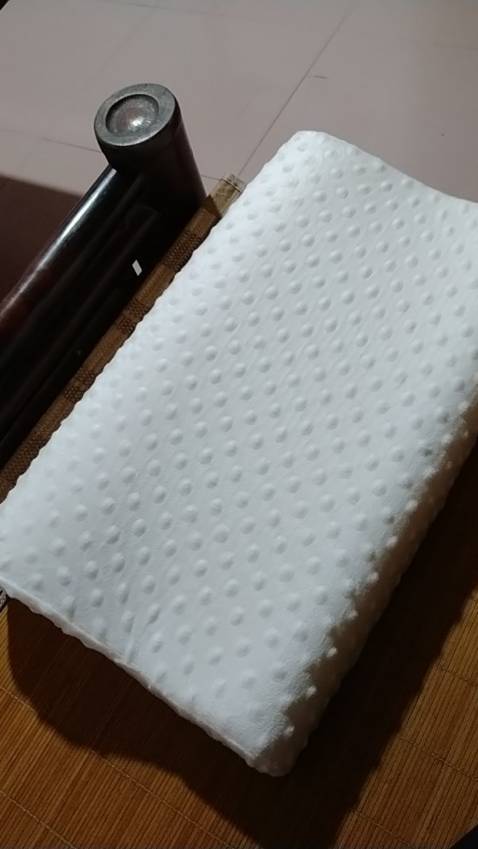 Rất êm ái, rất mềm nhẹ, xốp, độ lún vừa phải, nên nâng đỡ phần gáy ổn, thả đầu ra là căng mất 2 giây thôi, nhanh chóng, và đàn hồi cao. Hơi tiếc chút là màu xanh và hồng đẹp quá, lần này màu nhạt hơn nên đẹp hơn lần trước, mà trót đặt màu trắng, nó dễ bị bẩn khi dùng lâu. 
À quên nhắc moi người không nên giặt lõi gối nhé, chỉ giặt vỏ gối thôi, vì cao su không thấm nước, nên là giặt dễ bị hỏng máy giặt và hỏng gối luôn. Cái lần trước mình đặt thì đã dùng đc mấy tháng rồi mà không có tí mùi nào hết, không bị hôi như mấy loại gối bông ép. Mở cửa phòng không có mùi gì nên rất thích, nói chung với giá thành này mà chất lượng vầy là tuyệt hảo đó các cụ các mợ ạ!! Nên mua, đáng tiền. cho 5 sao