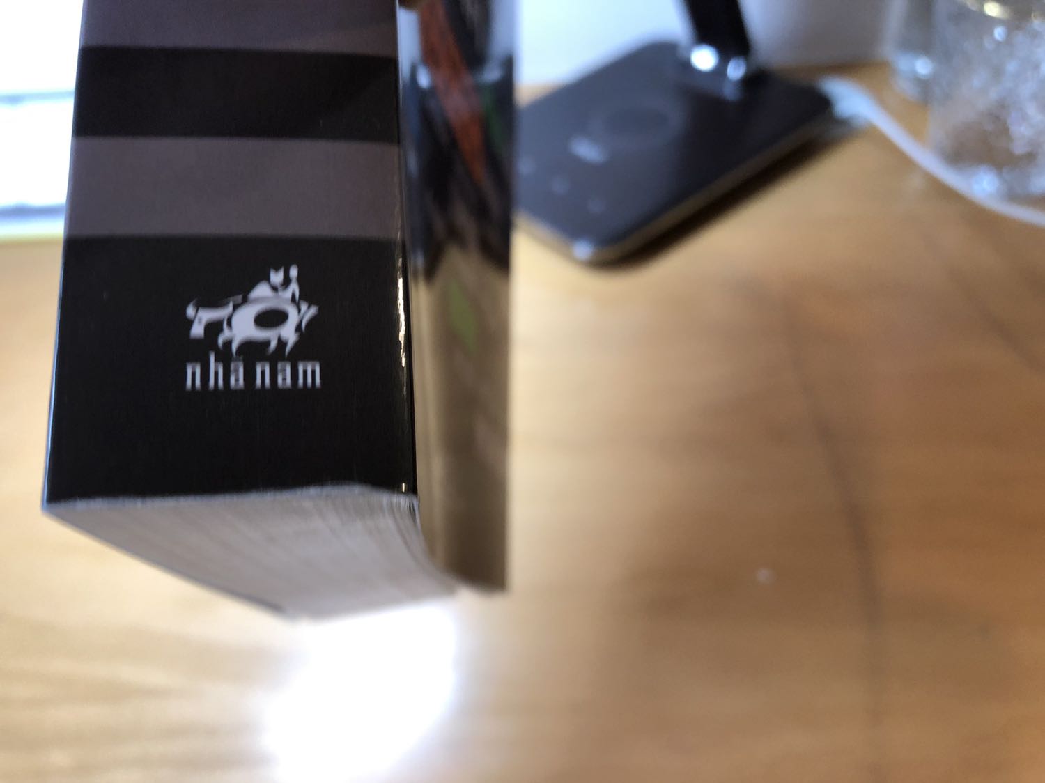 Quyển sách có kèm sổ tay, có bọc, nhưng có mỗi lớp nilong làm cho gáy sách bị ...  1 tí