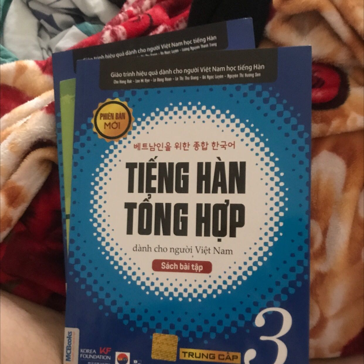 Lúc mới cầm thấy cái hộp ngoài bị móp hên mà sách không sao. Nói chung ok nhưng vẫn mong tiki lần sau cẩn thận hơn. Nội dung sách cũng ok cho mấy bạn muốn tự học tiếng hàn