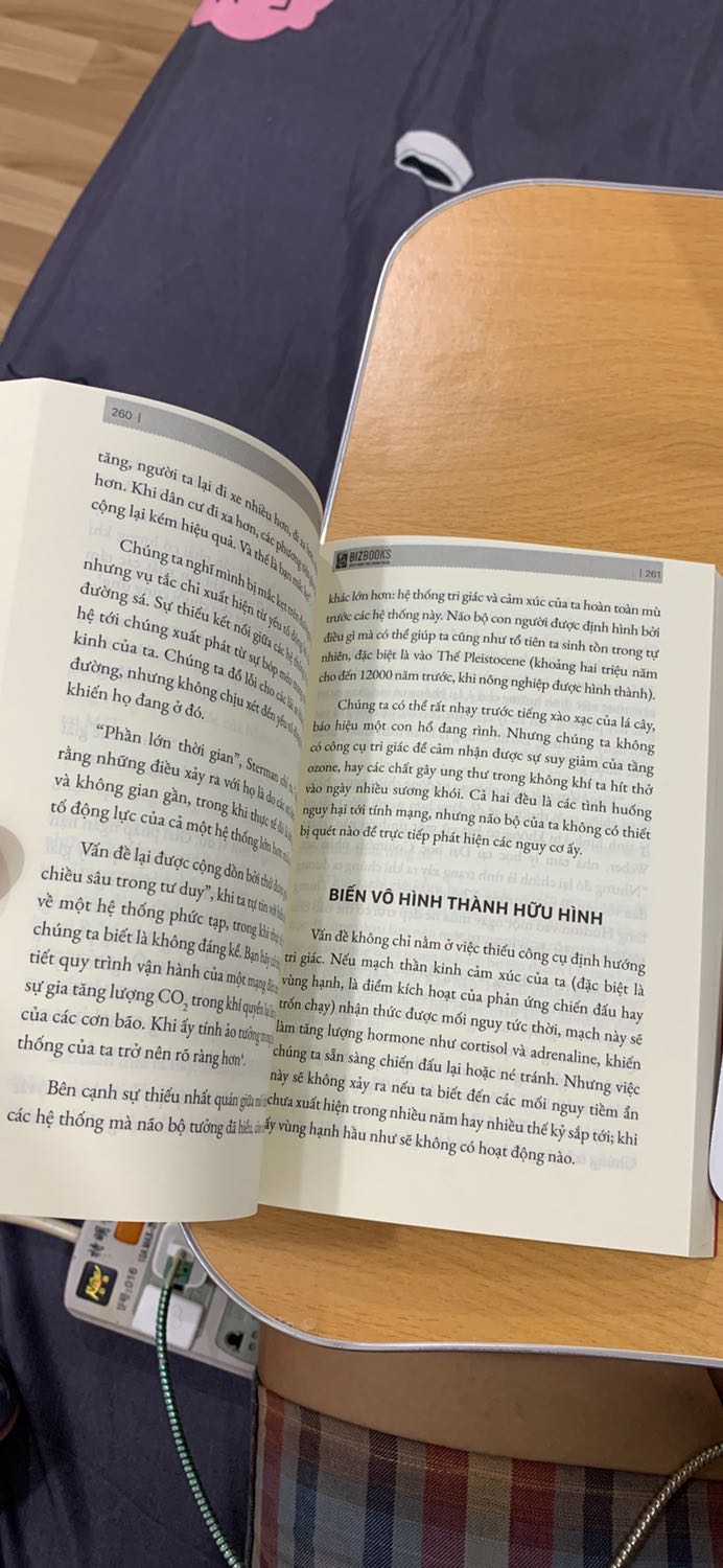 Bìa sách bụi quá trời! Bên trong in quá tệ, canh lề lệch. Rất cực kì khó chịu. Mua sách không chỉ để đọc mà cảm nhận giá trị thực tế khi cầm trên tay quyển sách. Mua của Tiki không biết bao nhiêu sách rồi mà giờ cực kì thất vọng!