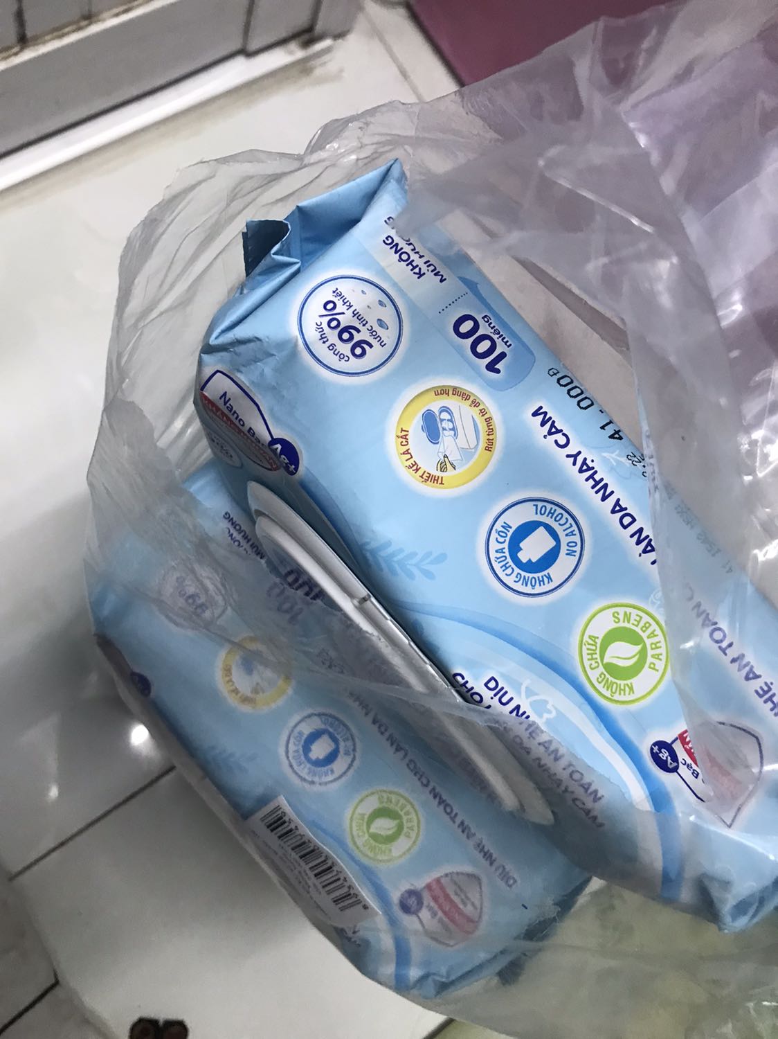 Cảm giác đợt này sp k chất lượng, túi dựng vừa tháo bọc kính đã bị phuy sẵn. Giấy mỏng hơn nhiều so với loại đang xài. Bao bì k bóng như trc, mạc kháng khuẩn in luôn chứ k phải dán tháo ra dc. Mình đang thắc mắc do hãng đổi bao bì hay sp mình mua là hàng nhái. Mong tiki sớm cho phản hồi.