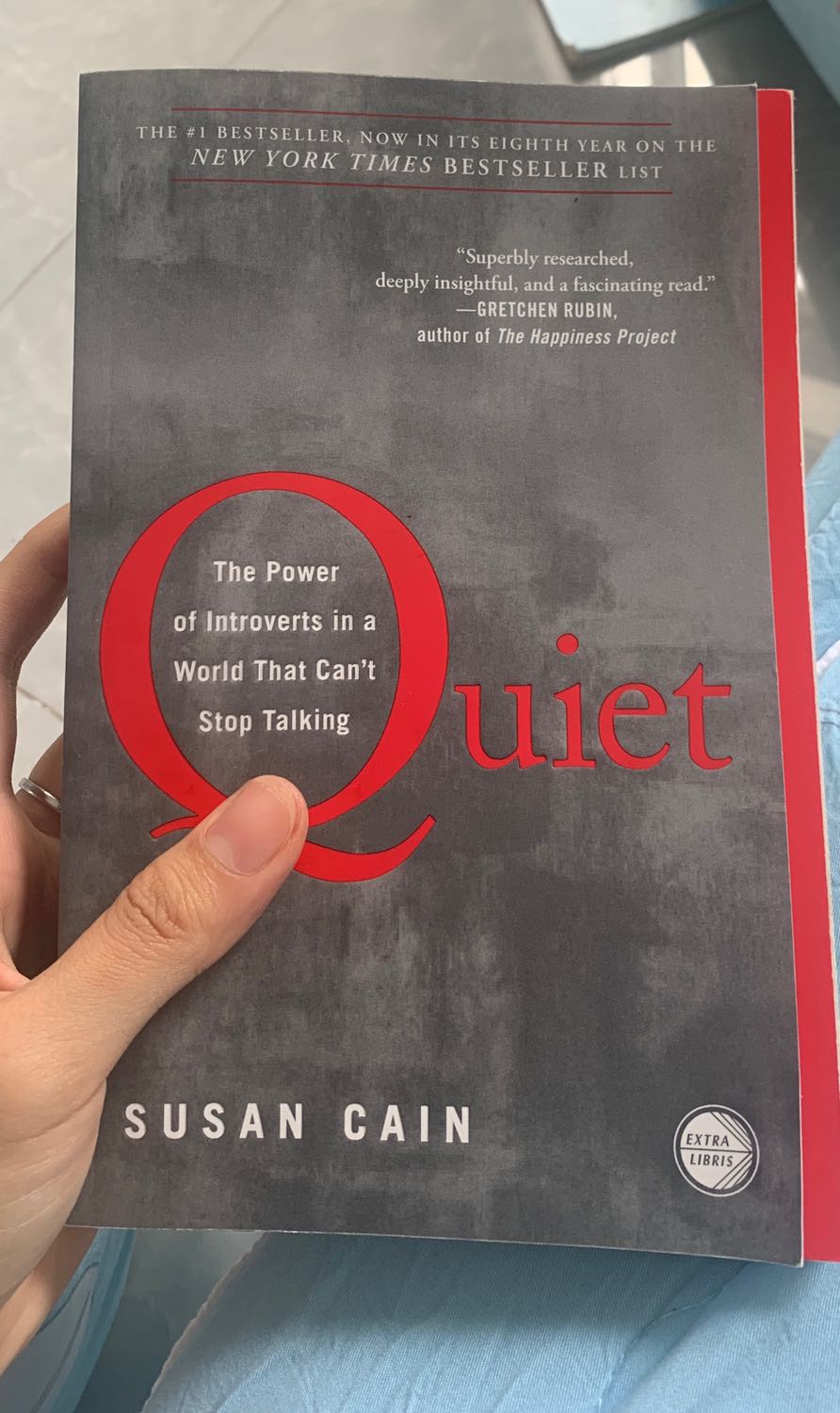 Sách đẹp nhưng chữ khá nhỏ.
Mình đọc được gần nửa quyển, quyển sách nói về sức mạnh của những người hướng nội (giống mình), những thử thách mà họ gặp phải khi sống trong thế giới ngày càng “mở rộng” hơn. Tác giả có dẫn rất nhiều các nghiên cứu chứng minh cho những gì mình nói nên những luận điểm đều vô cungg thuyết phục.