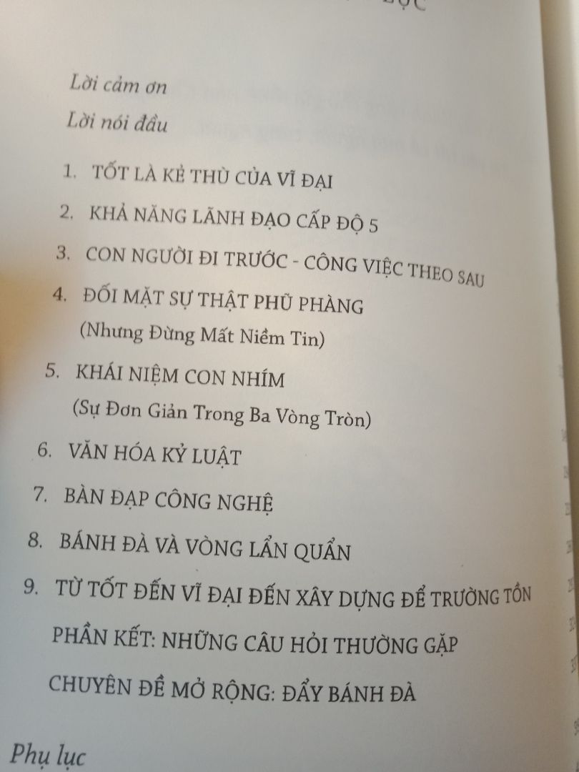 Đây là một cuốn sách hay và thực sự lôi cuốn.  Tác phẩm không phải được viết dựa trên những kinh nghiệm của tác giả, mà đó là cả một quá trình nghiên cứu, đúc kết của cả một nhóm. Các kết luận được đưa ra trên cơ sở phân tích, nghiên cứu kỹ lưỡng, do đó tính thực tiễn khi áp dụng các kết luận này khá cao.  Đọc tác phẩm bạn sẽ được mở mang và tiếp xúc với nhiều quan điểm, khái niệm mới. Các khái niệm, quan điểm về quản trị, về xây dựng doanh nghiệp, …sẽ không giống với bất kỳ thứ gì bạn đã đọc, học trước đó. Việc áp dụng nó và áp dụng thành công hay không phụ thuộc phần lớn vào khả năng vận dụng của mỗi người. Một cuốn sách hay để bạn bắt đầu xây dựng những điều vĩ đại!