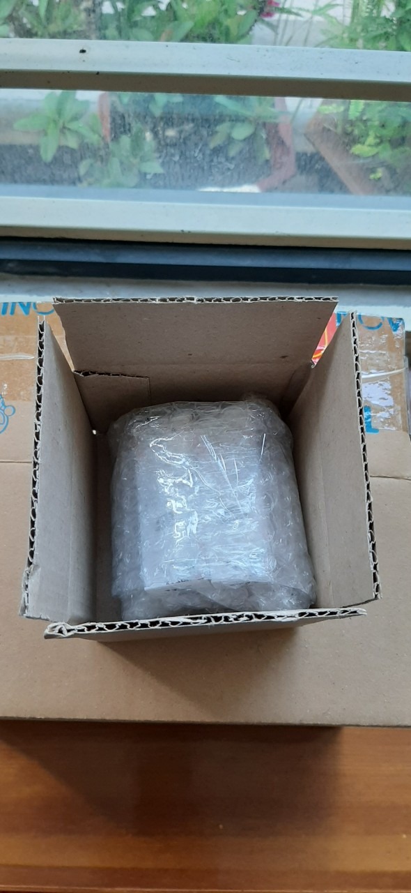 Mình mua tinh dầu ở rất nhiều cửa hàng rồi nhưng lần này mua tinh dầu của shop Kobi thật sự mình không ngờ khi mở nắp chai ra mùi tinh dầu đúng là rất thơm luôn, đúng là mùi tinh dầu nguyên chất 100 phần trăm luôn. Khi đặt tinh dầu của shop Kobi này mình rất phân vân không biết có phải là tinh dầu thiên nhiên không? Nhưng mình nghĩ thôi kệ đặt thử một lần coi sao? Hôm nay nhận được tinh dầu thì mình mở nắp ra liền luôn. Thiệt là mình rất vui vì đã tìm được shop này bán tinh dầu rất chất lượng nên mình sẽ mua shop Kobi này sài sẽ an tâm hơn. Bao bì thì rất đơn giản nhưng đẹp, chụp choẹt mãi không chán. Tiki đóng gói hàng khá cẩn thận, giao hàng thì nhanh như 1 cơn gió. Mihf sẽ tiêp tục ủng hộ shop và sẽ giới thiệu cho bạn bè ủng hộ. Chúc shop buôn bán đắt hàng nhé. Cám ơn shop kobi và tiki nhiều ạ 
