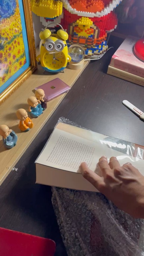 Phía Đông Vườn Địa Đàng là tiểu thuyết giàu chiều sâu về gia đình, lựa chọn và bản chất thiện – ác trong mỗi con người. Văn phong Steinbeck giản dị mà ám ảnh, câu chuyện chậm rãi nhưng cuốn hút, để lại dư âm lâu dài. Một cuốn sách đáng đọc cho ai yêu văn học kinh điển và suy ngẫm về cuộc sống.