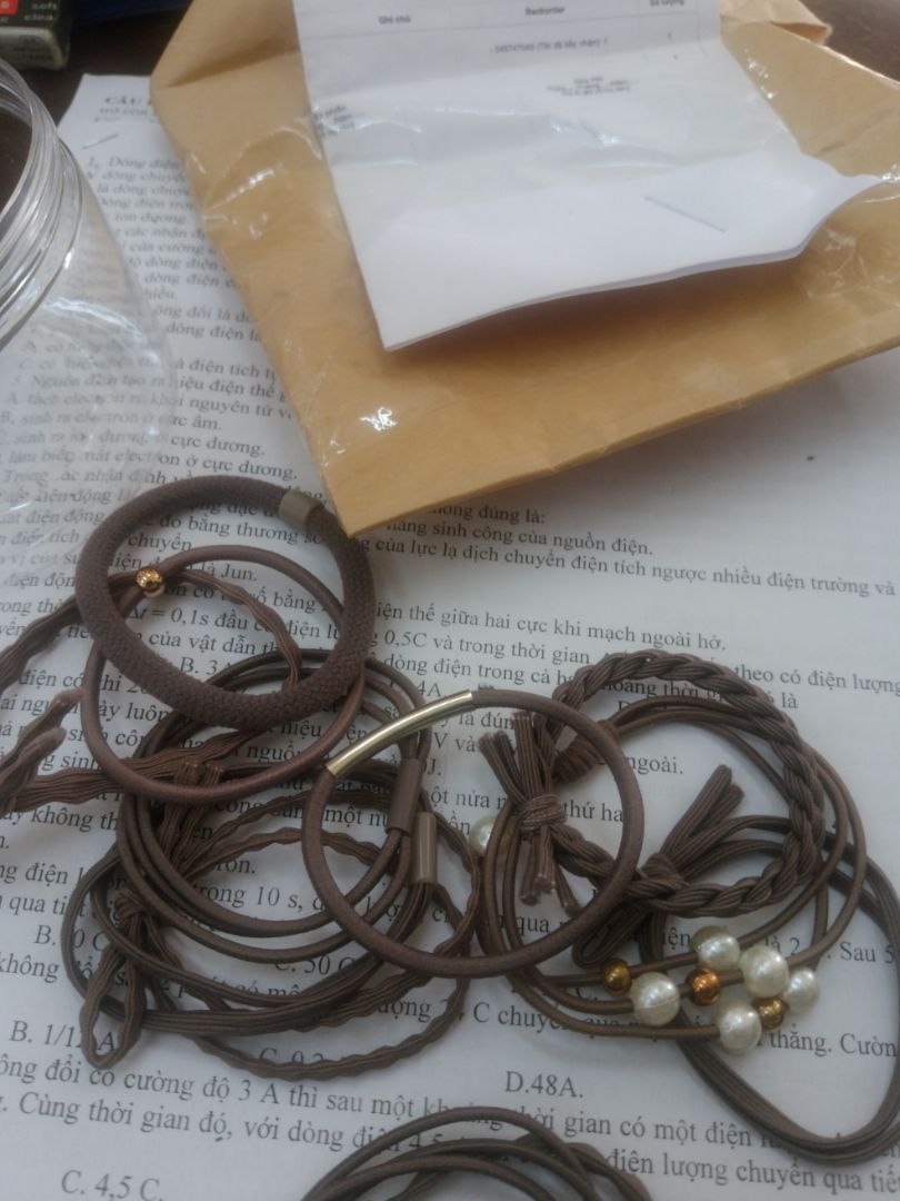 Đặt mua sản phẩm 24 dây buột tóc loại màu đen nhưng lại nhận được chỉ có 12 dây mà còn là 12 dây màu khác nữa chứ, không thể tin được là sản phẩm giao sai vậy luôn. Nếu biết giao không đúng vậy thì ban đầu mình chả muốn mua