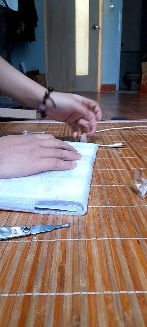 Sách gói cẩn thận, còn nguyên niêm phong, túi bọc bên ngoài, không bị bóp méo.
Khá sát với chương trình học, tuy nhiên chỉ có 13 câu hỏi mỗi đề, mình thấy hơi ít, khoảng 15 câu thì oke hơn. Phù hợp với cả sách kết nối và chân trời. Gúp học sinh nắm được kiến thức cơ bản, không có câu hỏi nâng cao nhé.
Nên mua nha mọi người!