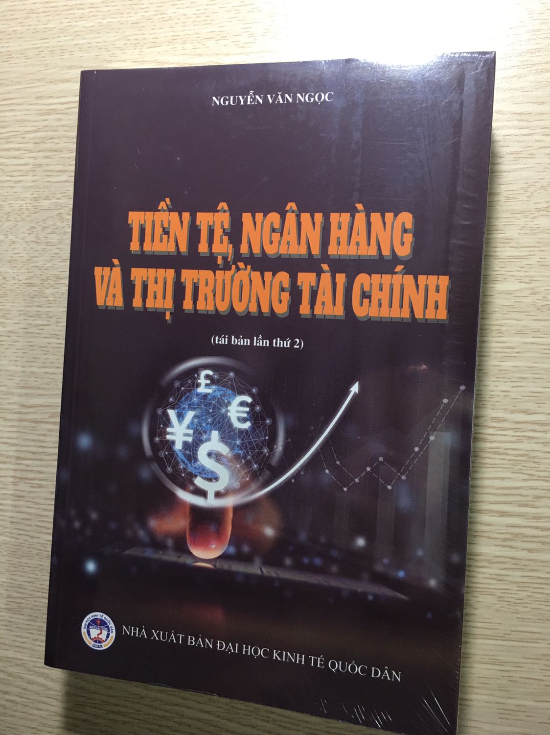 Sách mới nguyên seal. Shop giao hàng nhanh, đóng bọc kỹ lưỡng. Sẽ tiếp tục ủng hộ shop.