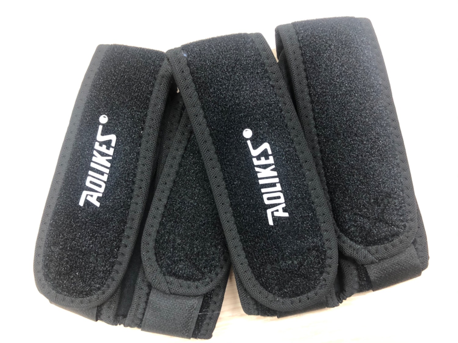 Sản phẩm có độ co giãn tốt, om sát gối và có thể điều chỉnh để phù hợp với từng người sử dụng. Sản phẩm có độ co giãn tốt, om sát gối và có thể điều chỉnh để phù hợp với từng người sử dụng.