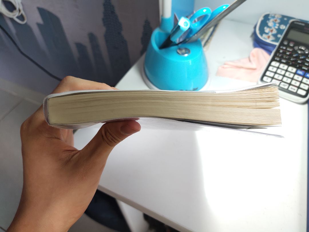 -Dịch vụ Tiki thì miễn bàn: từ cách giao hàng hàng sớm hơn dự định đến chất lượng sách tốt...
- Cách diễn giải của Meng thực sự rất là thú vị, cuốn hút và dí dỏm từ thiền đến những khái niệm Phật giáo làm cho chúng ta cảm thấy gần gũi và dễ nắm bắt hơn với những ý tưởng của cuốn sách. Chưa kể, Meng còn đưa ra rất nhiều ví dụ sinh động, chân thực với những hình ảnh bắt mắt??
- Đó là về cách truyền đạt của Meng. Còn về phần dịch, mình thừa nhận dịch giả của cuốn sách này đã thành công trong việc diễn đạt những ý tưởng của Meng đến chúng ta một cách dễ hiểu, đơn giản và hài hước nhất trong tính cách của Meng. Đôi lúc, khi bạn đọc đến những đoạn tấu hài của ông Meng thì bạn sẽ cười không ngậm được miệng.( Nếu bạn thực sự hiểu về nó):v
- Nội dung cuốn sách bao quanh về việc thiền và cách chúng ta điều chỉnh cảm xúc, làm chủ bản thân bằng những khái niệm Phật giáo rất dễ hiểu. Có hẳn những phương pháp để ta dễ thực hành. Và có lẽ nó rất là khoa học bởi Meng là 1 kĩ sư?:v
=> Nói chung, đó là trải nghiệm của mình qua ba chương mà mình muốn đọc nhất là 2,3,5. Và mình nghĩ cuốn sách này thực sự dành cho mọi đối tượng, đặc biệt là những người muốn làm chủ cảm xúc của bản thân và muốn có sự tập trung sâu trong công việc. Nếu ai muốn xem review cặn  kẽ về cuốn này thì lên goodreads nhé. Có sự review của nhiều người từ các quốc gia khác nhau sẽ giúp chúng ta dễ đánh giá hơn trong việc mua sản phẩm. Cảm ơn Tiki và nhà xuất bản về những sản phẩm và dịch vụ tốt đến vậy??