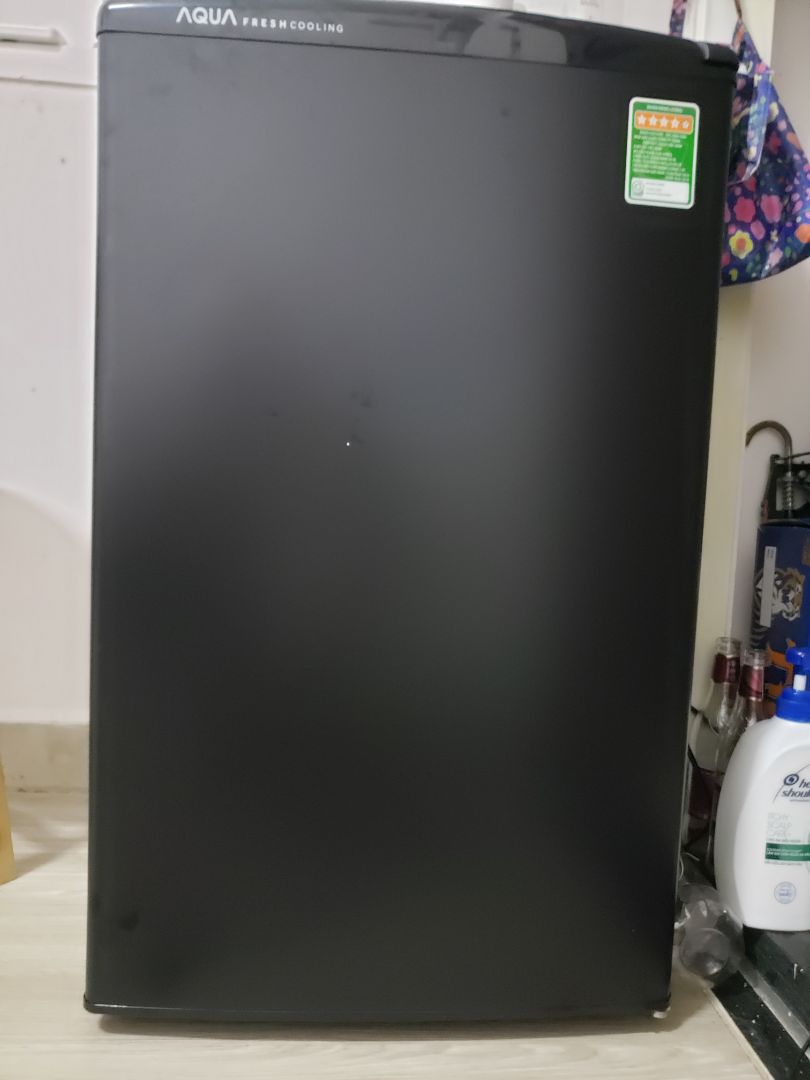 Tủ lạnh nhỏ gọn, không chiếm quá nhiều diện tích căn phòng, nhu cầu cho 1-2 người dùng là khá ổn, tủ hoạt động êm, làm đá được nhưng mất nhiều thời gian(mình để nc trong ly thủy tinh, mức lạnh ở mức độ 3 sau hơn 48h là thành đá) nên ai có nhu cầu làm đá nhiều thì nên cân nhắc. Tiki giao hàng nhanh, nhân viên giao hàng nhiệt tình.