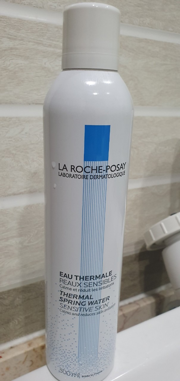 Lần trước mua 1 chai ở nhà thuốc An Khang, mua về dùng thấy tốt nên lần này đặt tiếp 1 chai trên Ti Ki. Nhận hàng thấy không có tem trên sản phẩm, nắp chai đã bị mở đã nghi ngờ, đến khi mở ra xịt thử lên mặt thì sản phẩm có mùi nồng nặc như mùi hóa chất, ngày hôm sau da bị ửng đỏ, dị ứng. Đề nghị Ti Ki làm việc nghiêm túc với nhà cung cấp, không để người bán lợi dụng bán hàng kém chất lượng.