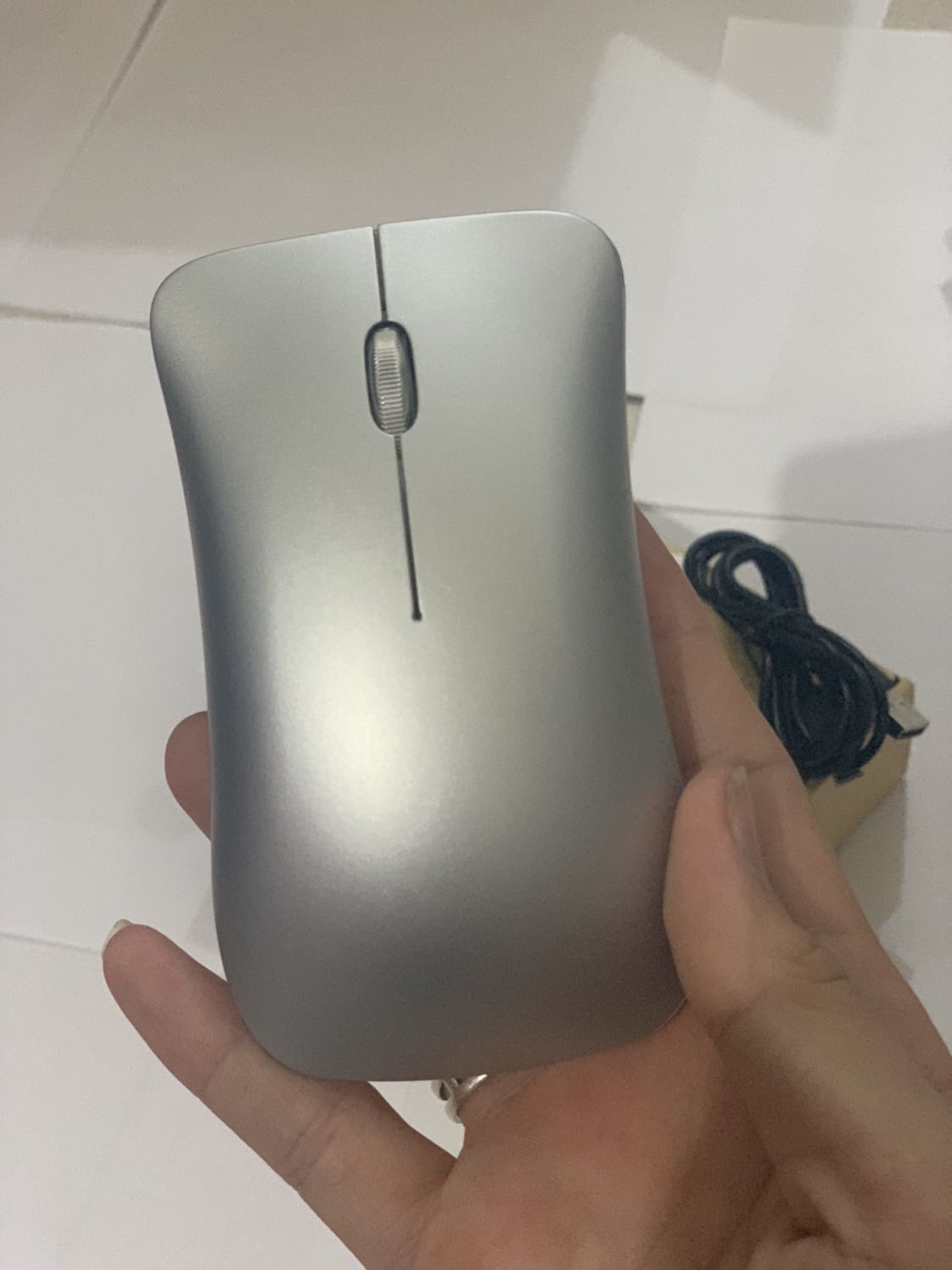 Mình mới đặt mua và nhận hàng nhanh chóng từ tiki. sản phẩm đẹp, mới, đóng gói rất cẩn thận, niêm phong đầy đủ. Tiki đóng gói chuẩn, nhân viên giao hàng rất nhiệt tình. Sản phẩm giống mô tả, không có gì phàn nàn hết. Chất lượng ban đầu mình đánh giá tốt, có pin sẵn trong chuột. Tôi rất hài lòng