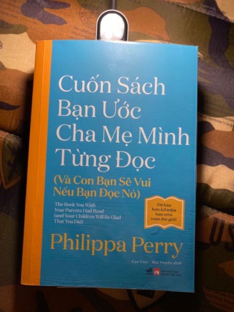 Thật sự chưa có quyển sách nào khiến cho mình phải đọc miệt mài như vậy. Một phần vì mình quan tâm đến sức khoẻ tinh thần của con, mặt khác quyển sách này còn giúp mình chữa lành đứa trẻ bên trong bản thân. Câu từ đơn giản dễ hiểu, ko vòng vo như những quyển dịch từ tác giả phương Tây mình từng đọc. Đúng là "cuốn sách mình ước cha mẹ mình từng đọc".