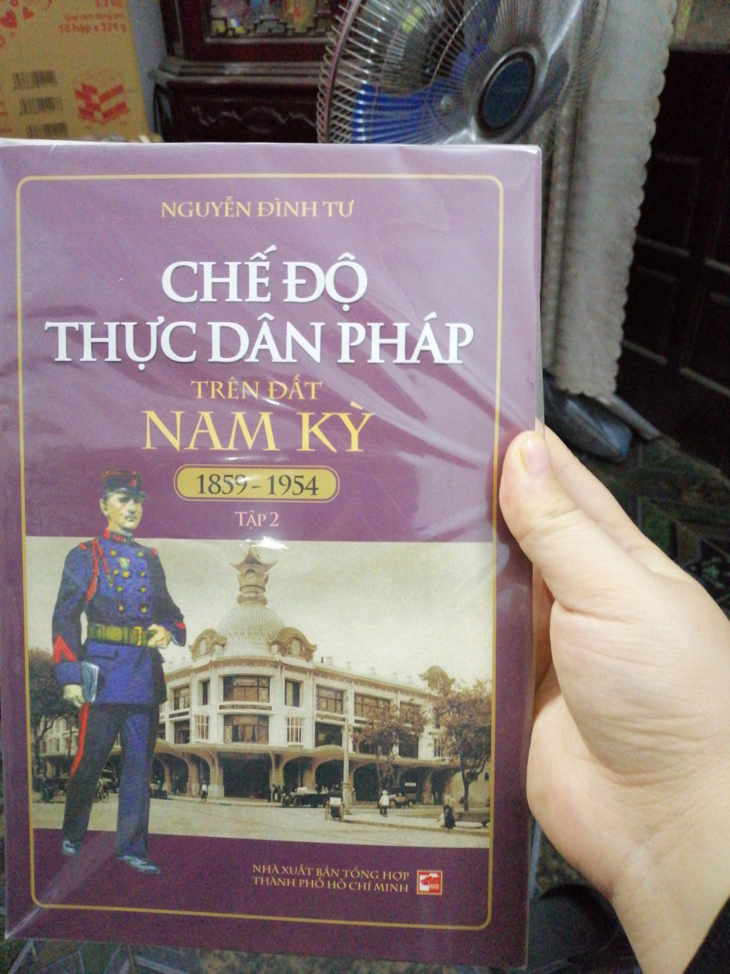 hihi. thích quá cơ. sách hiếm bọc cẩn thận đẹp mỹ mãn.mình tìm khắp nơi có tập 1 mà ko có tập 2 này. ai thích tìm tòi lịch sử nên mua