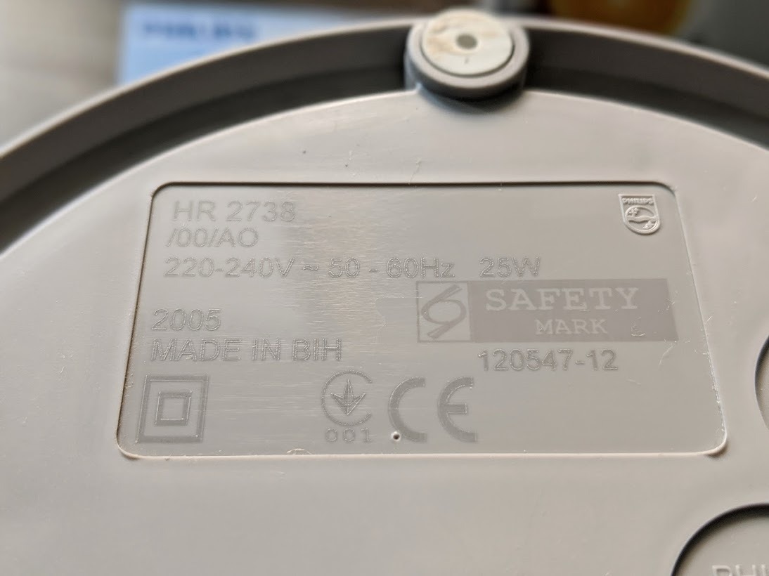 Biết đến máy này sau khi phụ trách vị trí "vắt cam" bên nhà bạn.

Mình thấy hơi khác ở chỗ Made in Sloven, còn của mình là BIH (Bosnia and Herzegovina), chắc cũng là 1 do khác năm sx. Khác chỗ nữa là chỗ sợi dây điện không có lỗ khoét.

Chữ khắc lazer rõ ràng, sắc nét, có phiếu bảo hành 2 năm bằng tiếng Việt, mà sao Tiki để trên web là bảo hành 18 tháng?

Vì đã dùng thử và rất thích nên mình bất chấp chọn luôn, ngoài ra các mẫu khác tương đương có giá thấp hơn nhiều. Tóm lại, mẫu này rất đáng sở hữu