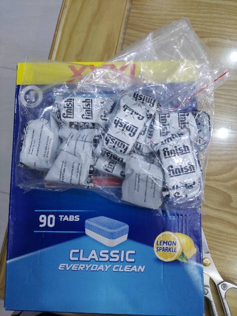 Giao hàng thì khó chịu (không chỉ 1 lần). Hàng giao thì không đúng mẫu đặt, lại đưa hộp 90 viên không có viên tạo bóng bỏ thêm 10 viên vào mà lại không báo trước. Đã vậy giao hàng quá lâu