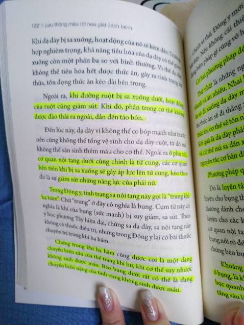 Quyển này đọc cực kỳ hay, mình đang đọc những phần cuối của sách. Sách nói về vấn đề lưu thông máu, các tình trạng sức khoẻ, biểu hiện được tác giả liệt kê chi tiết, dễ hiểu từ kinh nghiệm quan sát, theo dõi và chữa bệnh của ông, đặc biệt với chị em phụ nữ và rút ra kết luận hầu như những vấn đề ta đang gặp phải ở thời hiện đại hoá này đều bắt nguồn từ lưu thông máu, nhất là chị em phụ nữ và khi mình đọc mình thấy vấn đề sức khoẻ của mình ở trong đó. 

Sách thật sự hay và đáng đọc và các bạn nên mua kèm cuốn "Phương pháp ăn uống cải thiện lưu thông máu" của cùng tác giả để tham khảo và điều chỉnh chế độ ăn của mình giúp cải thiện sức khoẻ nhé!