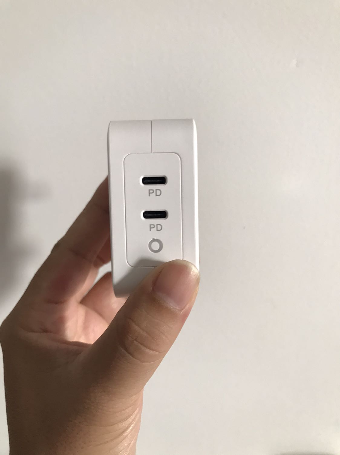 TikiNow giao nhanh quá đáng, chưa kịp đi rút tiền. Đóng gói kỹ. Sản phẩm chất liệu nhựa dễ chịu cho da, cầm khá nặng chắc tay. Có thể mang theo làm vũ khí khi cần, sếp *** là chọi thẳng tay cho mếu máo :)))) mới mua chưa xài nhiều nên cho 4*