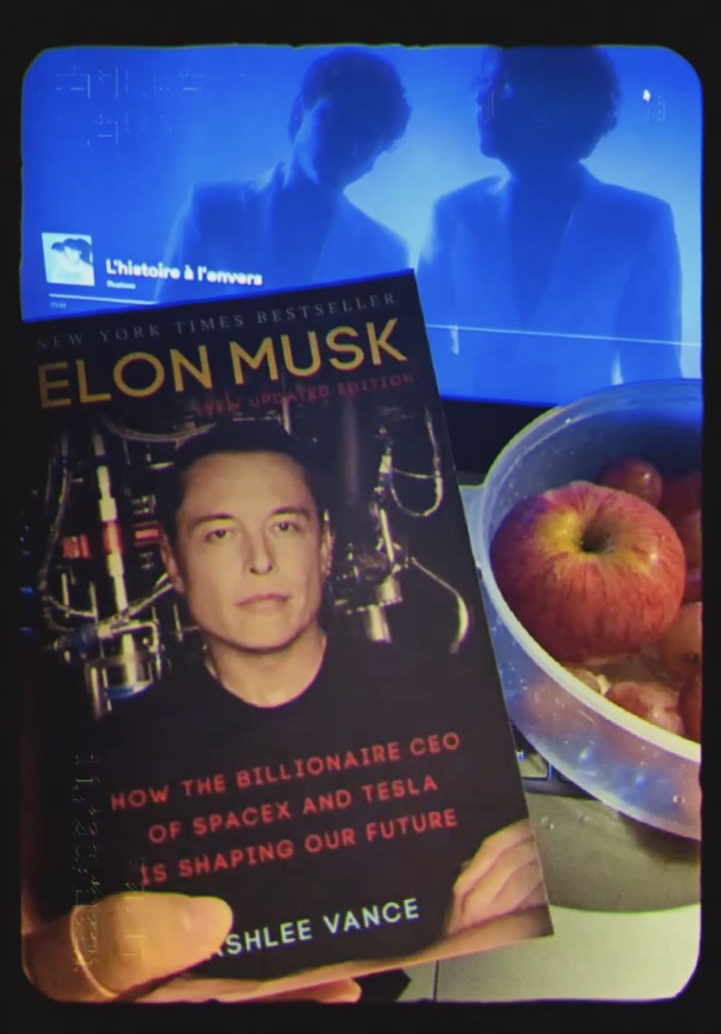 Elon Musk là ai, ông ấy đến từ đâu, và những gì vĩ đại mà vị tỷ phú này làm được khởi nguồn từ những điều vô cùng nhỏ bé, hãy cùng theo chân phóng viên của tờ Bloomberg Businessweek tìm hiểu hành trình từ một chú bé ở Nam Phi xa xôi, bay đến Canada & sau đó là ông trùm Paypal, SpaceX và hơn thế nữa!!! Cuốn sách này sẽ kể lại tỷ mỉ cho độc giả biết được toàn bộ những điều đó, để rồi khi khép lại những trang cuối cùng, có thể bạn sẽ cũng giống như người viết nên cuốn sách này, lại chỉ có thể thốt lên hai từ quen thuộc : “điên rồ”!Rất nhiều tỷ phú của Mỹ khởi đầu với việc tạo ra một công ty khởi nghiệp sáng tạo từ một ý tưởng đơn giản, sau đó bán nó và trở thành triệu phú đô la, sau đó đầu tư cho một dự án khởi nghiệp khác, tiếp tục tăng tiến và tăng tiến. Elon Musk cũng không ngoại lệ.