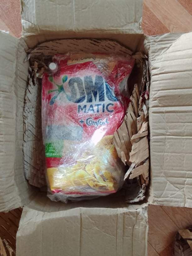 Bao giờ điều đầu tiên mình làm cũng phải là đánh giá về chất lượng dịch vụ của Tiki. Mình không thể nào bỏ qua được cái khoản này, vì Tiki làm mình quá ưng ý. Đối với mình chưa bao giờ Tiki giao hàng trễ, chỉ có nhanh hơn chứ không có chuyện chậm. Mình rất rất rất hài lòng về chuyện này. Còn đóng gói sản phẩm cũng vậy, mình đã bao giờ phải phàn nàn gì đâu. Chẳng moi được cái điểm gì để mà trách móc ý. 
Sản phẩm Omo Matic này dùng thích lắm mọi người ạ. Hương thơm cực kì lâu và không hắc, loại này dùng cho máy giặt cửa trên. Mẹ mình kêu dùng thích lắm nên mình cứ mua mấy bịch tích trữ cho mẹ dần. Mình mãi tin tưởng và ủng hộ Tiki Trading