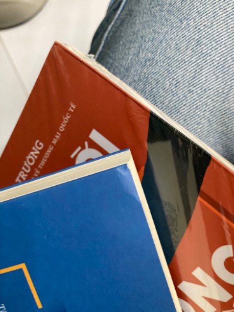 Tiki đã thay đổi hình thức đóng gói từ hộp giấy sang túi chống sốc. Cá nhân mình thấy ko phù hợp với đơn hàng sách lắm. Sách mình nhận về bị gãy góc bìa như hình. Hình như mấy đơn gần đây mình mua Tiki sách không thì không có đơn nào mà không có vấn đề về sản phẩm.