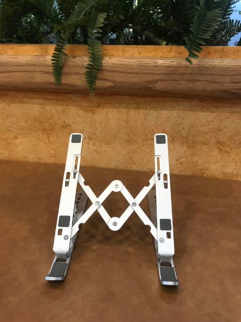 Hợp kim nhôm nên sản phẩm rất đẹp, chắc chắn, góc cạnh rõ nét, có thể gấp gọn cho vào túi nhỏ xinh, tiện mang đi công tác. Có nhiều mức độ cao thấp để điều chỉnh phù hợp với tầm mắt và tay đánh máy của mình, chất lượng thì quá tốt rồi, tiếc là ko có nhiều màu để lựa chọn. thanks shop. 5 sao