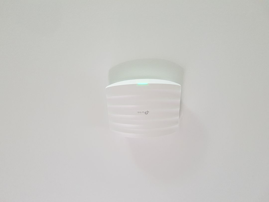 Đã mua và dùng được 6 tháng. Sóng sánh khá ổn. Mình lắp trên trần nhà chung cư phát cả nhà đủ các góc luôn. Hỗ trợ PoE nên chỉ cần kéo dây mạng mà không cần cắm điện tại chỗ. Đã mua và dùng được 6 tháng. Sóng sánh khá ổn. Mình lắp trên trần nhà chung cư phát cả nhà đủ các góc luôn. Hỗ trợ PoE nên chỉ cần kéo dây mạng mà không cần cắm điện tại chỗ.