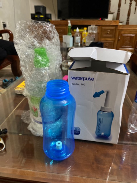 Shop giao thiếu hàng à, có chai mà không có núm ở trên thì dùng kiểu gì