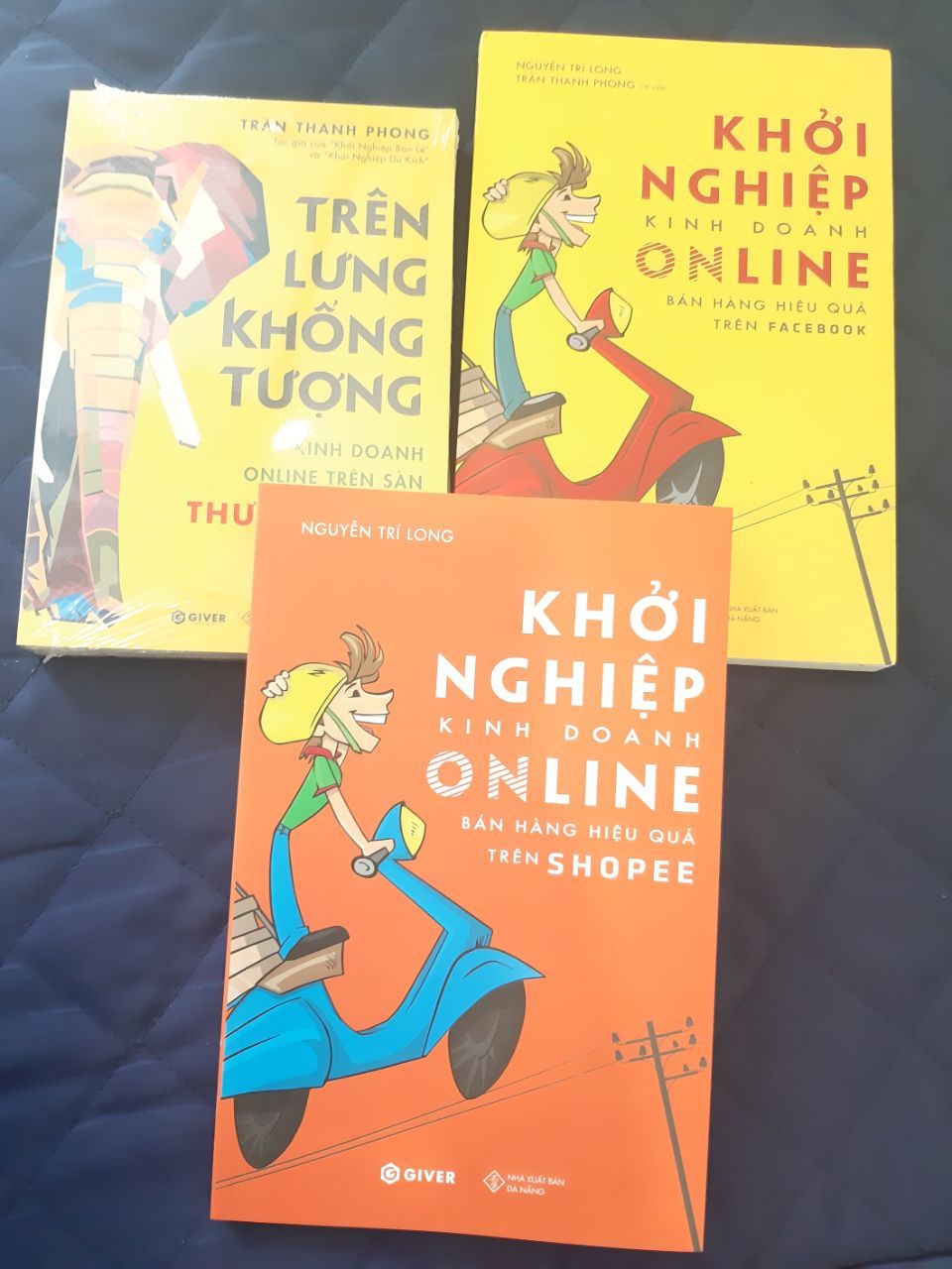 Buôn bán online hiện tại khá hot, mình cũng mới tập tành và cũng chưa biết có sách hướng dẫn bên hàng trên sàn ***, thật may vì tìm thấy bộ sách này như gãy đúng chỗ ngứa vậy. Cảm ơn TIKI!