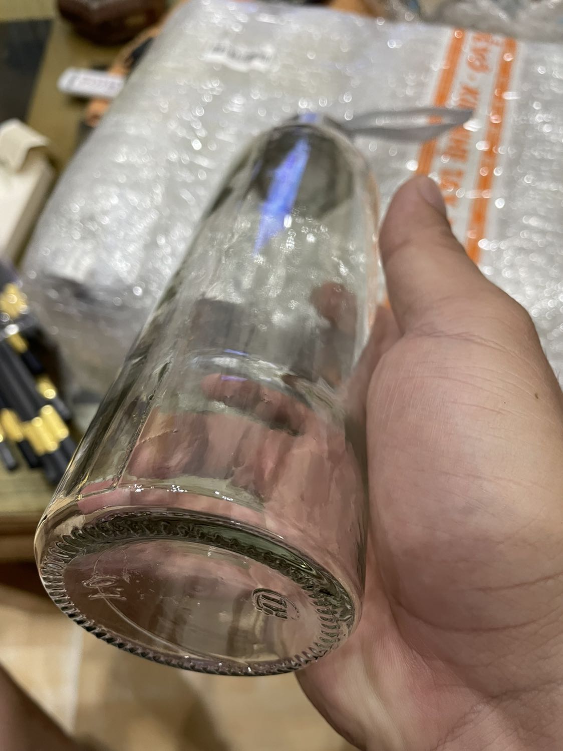 Hàng đóng gói cẩn thận. Tuy nhiên là hàng lỗi. Nhưng giá rẻ, mình sử dụng trong nhà nên ok, good. Kích thước gần bằng chai nước suối 500ml nhé mn