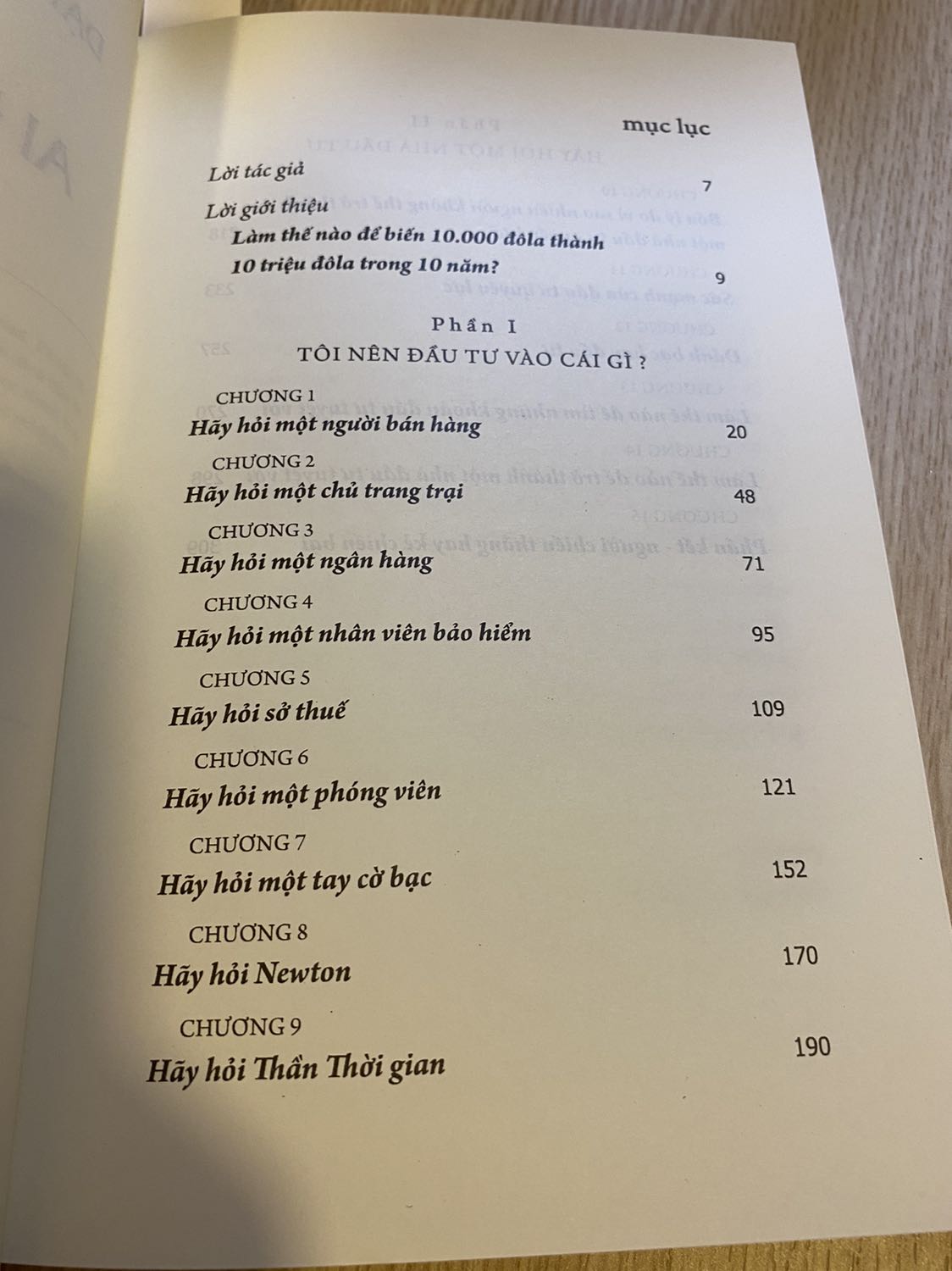 Đây là quyển hay nhất và đáng đọc nhất trong serie sách Dạy con làm giàu.
Mặc dù cuốn sách được viết từ hàng chục năm trước nhưng nội dung của sách gần như tương đồng với xu hướng thị trường và hành vi của các nhà đầu tư trong giai đoạn khủng hoảng của thời điểm hiện tại ở năm 2021.
Cách viết văn của tác giả rất thẳng thắn và đi vào thực tiễn của trọng tâm vấn đề, chứ không nặng tính lý thuyết như phần lớn các cuốn sách tài chính khác. 
Tập sách không thể thiếu để gối đầu giường cho dân đầu tư đang muốn tìm kiếm con đường thành công.