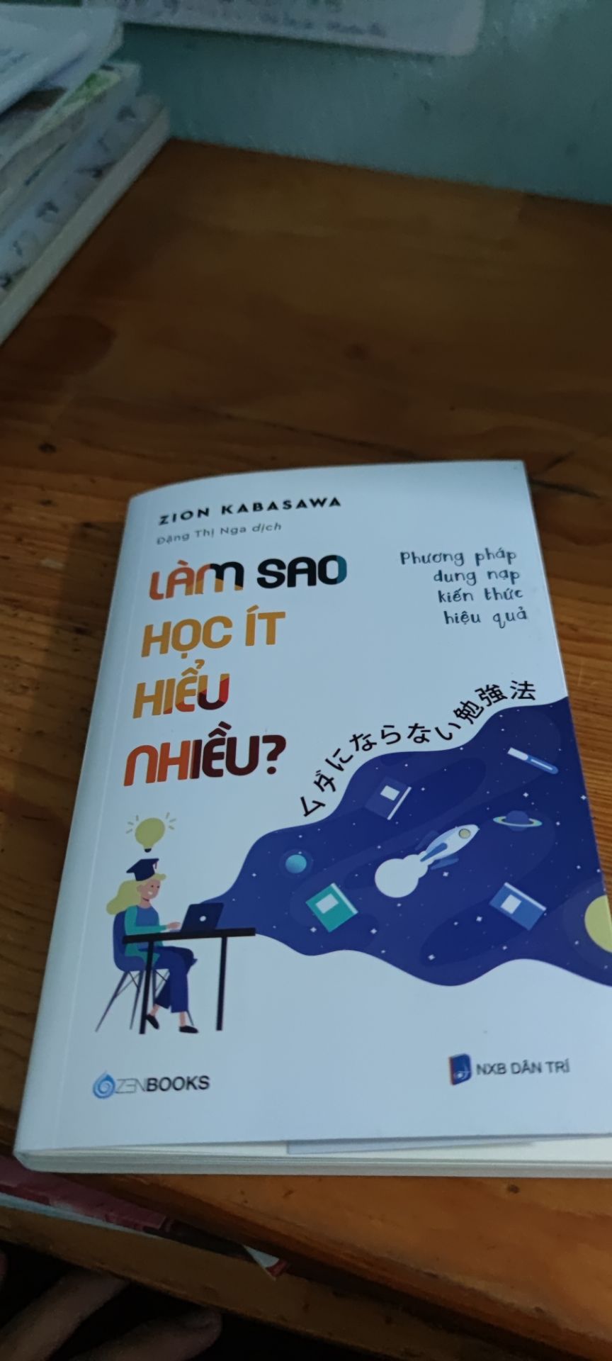 ở ngoài thì ko sao nhưng bên trong nó đã bị bong keo hết rồi ạ, em là fan cứng chỉ mua sách ở tiki đó giờ không bị sao hết mà lần này bị vấn đề này ạ, em mong shop hỗ trợ giúp em và em sẽ xoá bình luận, rất thất vọng vì bêd ngoài rất đẹp mà bên trong rách rồi
