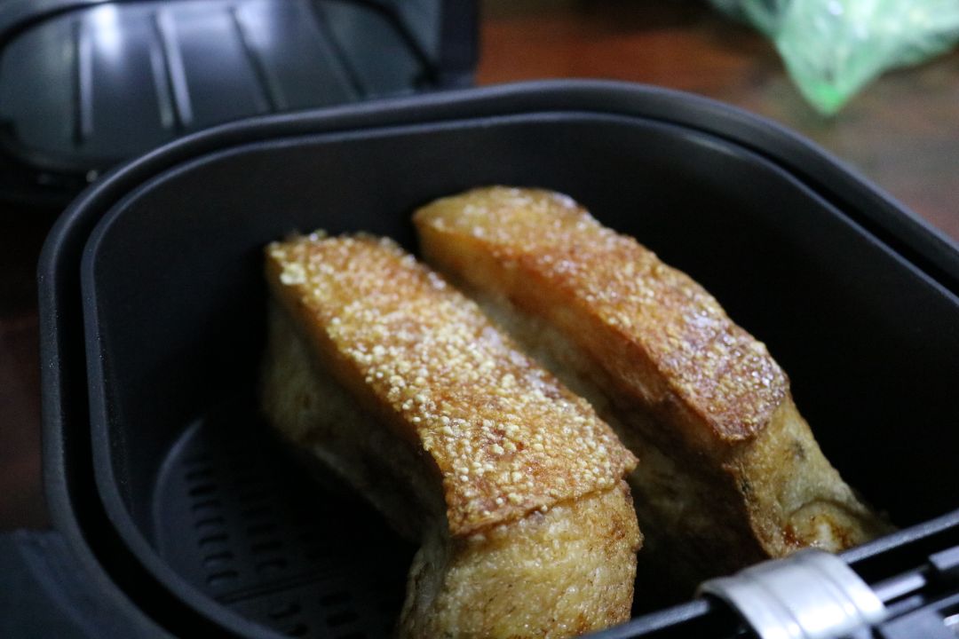 Mình săn sale nên mua liền 2 cái cho nhà dùng. Đóng gói cẩn thận, giao sớm. Có phiếu bảo hành đầy đủ mà trước h mình chưa trải nghiệm bảo hành của tiki vì ko có đồ nào hư cả :))) Mình đã thành công món heo quay, chả ram chiên, đậu phộng rang. Còn món khoai tây bị fail vì ko giòn được, tuy nhiên các cháu đều ăn sạch :D cảm ơn Tiki nhiều