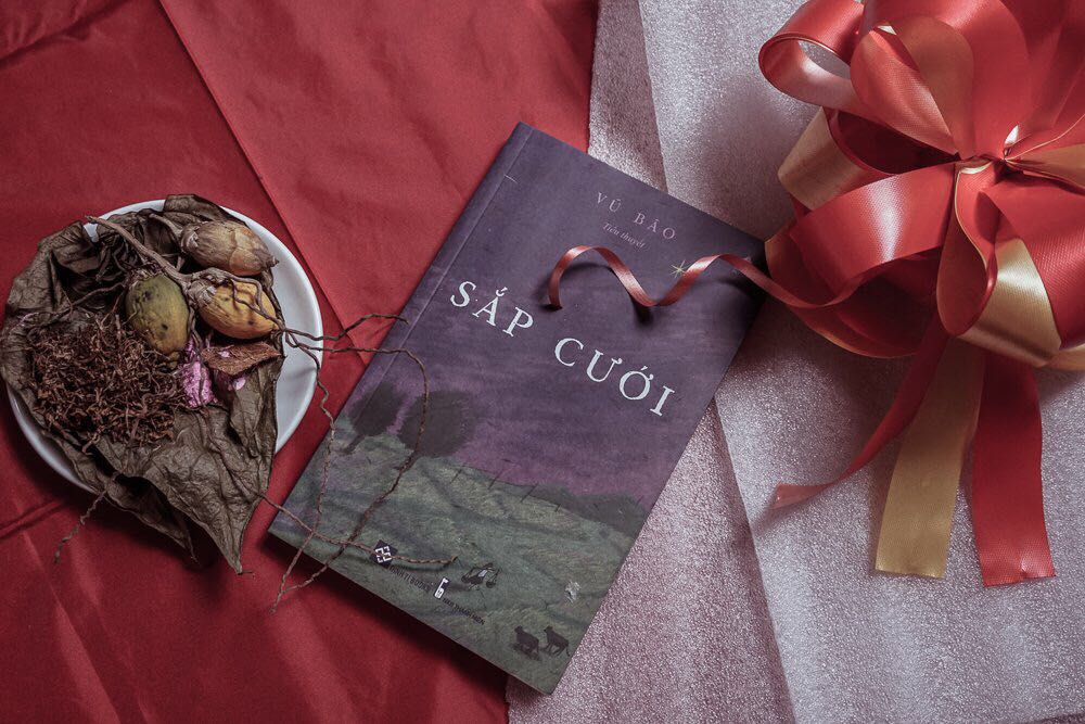 Về nội dung: theo mình đây là quyển sách đáng nên đọc, Vũ Bảo đã khắc hoạ một cách rất thật về cuộc sống của những nhân vật phải trải qua trong thời kỳ cải cách ruộng đất. Đây là thời kỳ thật tế, mà cũng là thời kỳ đau lòng nhất vì những nhân vật như được khắc hoạ từ hình mẫu ngoài đời, họ bị mang tiếng hoang, bị thu hồi vật chất và trở nên túng quẩn hơn bao giờ hơn. Câu chuyện rất đời và cũng rất châm biếm, một lối văn tả thực rất Vũ Bằng. Tác phẩm nên đọc. 
Về dịch vụ: sách bọc màng co rất kỹ, không sợ bị dơ, hư, đóng gói nhanh và dịch vụ giao hàng TED rất thân thiện. 
Thực tế sách mua trên Tiki cũng nhiều, nhưng quả cuốn này đáng nên đọc, mình rất an tâm khi mua sách trên này, đặc biệt là Tiki trading vì an tâm là sách thật 100%. Mọi người hãy thử trải nghiệm.