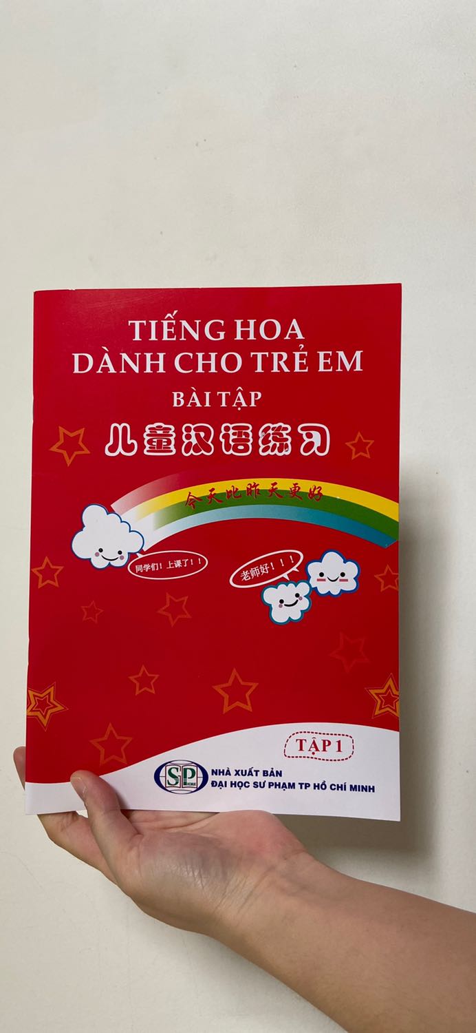 Sách bài tập này chủ yếu dành cho bé đã biết đọc chữ cái la tinh. Toàn bộ cuốn sách không có chữ Hoa, chỉ toàn phiên âm. Ba mẹ nào biết tiếng rồi có thể mua về dạy mẫu câu căn bản cho bé nhỏ.