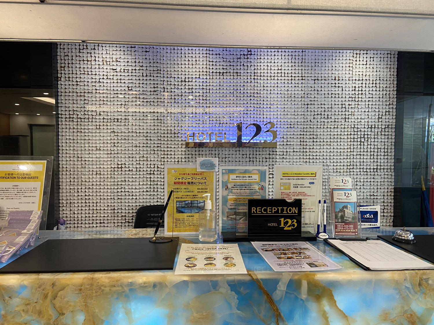 Đặt hàng giao nhanh 2h tiện lợi nhanh chóng. Đóng gói nguyên vẹn kỹ càng đàng hoàng chất lượng. Mua cho công ty nên việc xuất hoá đơn đỏ rất là chuẩn chỉnh đầy đủ rất tốt cho các doanh nghiệp cần xuất hoá đơn đỏ điện tử. 

Mong các đơn hàng sách cũng được TIKI bọc và đóng gói chèn lót kỹ càng tốt hơn như thế này.