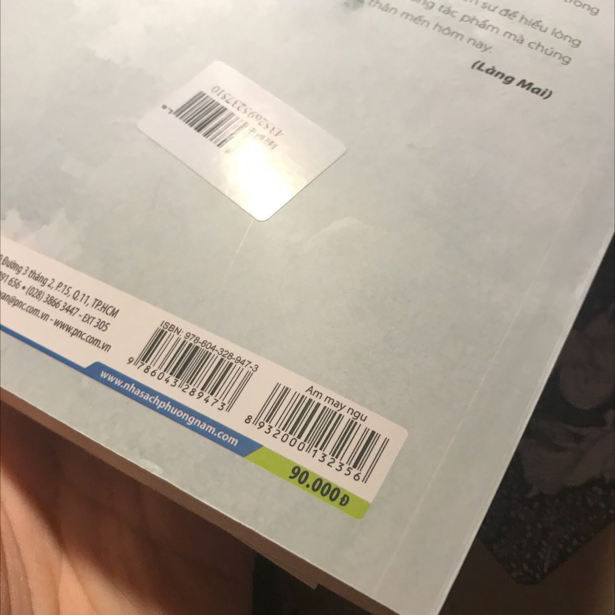 Đọc vài trang đầu là biết hay rồi huhuhu cuốn quá nên phải mua về đọc ngay. So với bìa thì giá đã rẻ hơn chút. Sẽ đọc và review lại. Có điều mua 2 cuốn đều mỏng hơn mình nghĩ nên chắc đọc sẽ nhanh hết